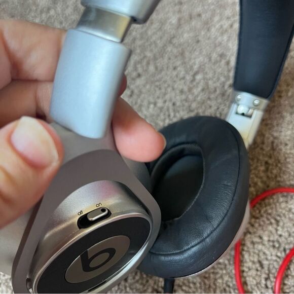 Beats by Dr. Dre Executive Wired Over Ear Noise Cancelling Headphone - Picture 7 of 10